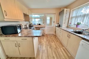 Kitchen/Breakfast Room- click for photo gallery